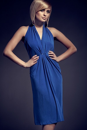 Figl 52 Sukienka bez pleców (niebieska)