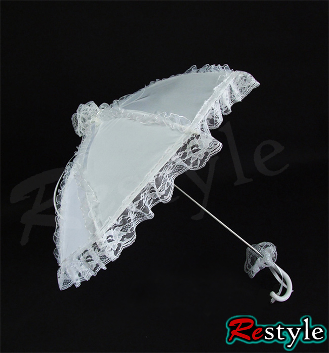 Biała parasolka przeciwdeszczowa obszyta koronką